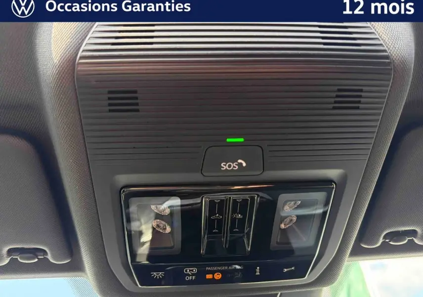 Vue en gros plan du plafonnier intérieur noir du Volkswagen T-Roc 2026 avec commandes SOS et éclairage LED.