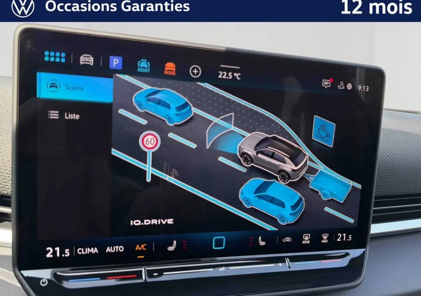 Écran tactile intérieur du Volkswagen T-Roc montrant l'assistance à la conduite avec vue 3D et alertes trafic.