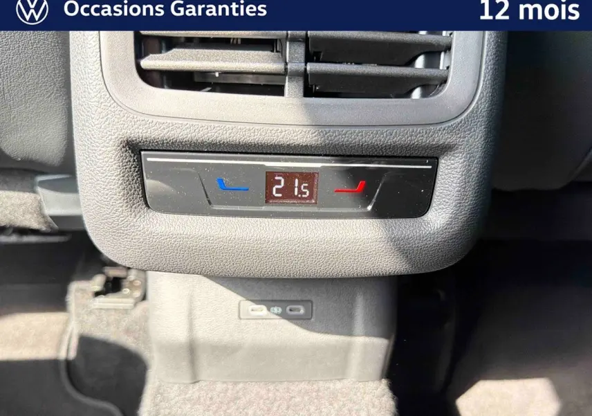 Détail de la commande de climatisation arrière affichant 21,5°C dans un Volkswagen T-Roc noir.