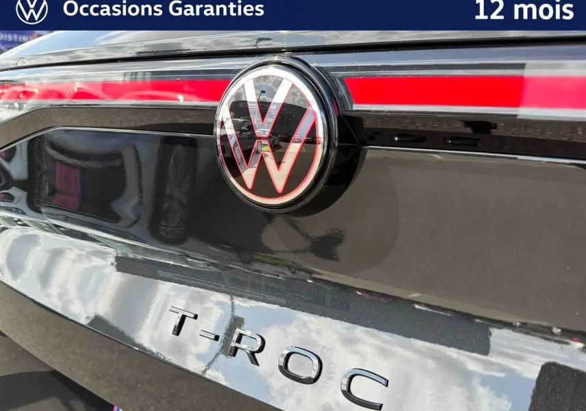 Gros plan sur l'arrière noir métallisé du Volkswagen T-Roc avec logo VW et lettrage T-ROC.