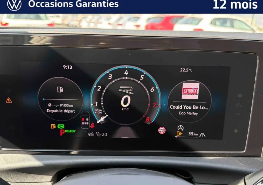 Vue intérieure du tableau de bord numérique du Volkswagen T-Roc noir, affichant la vitesse, la température et les informations multimédias.