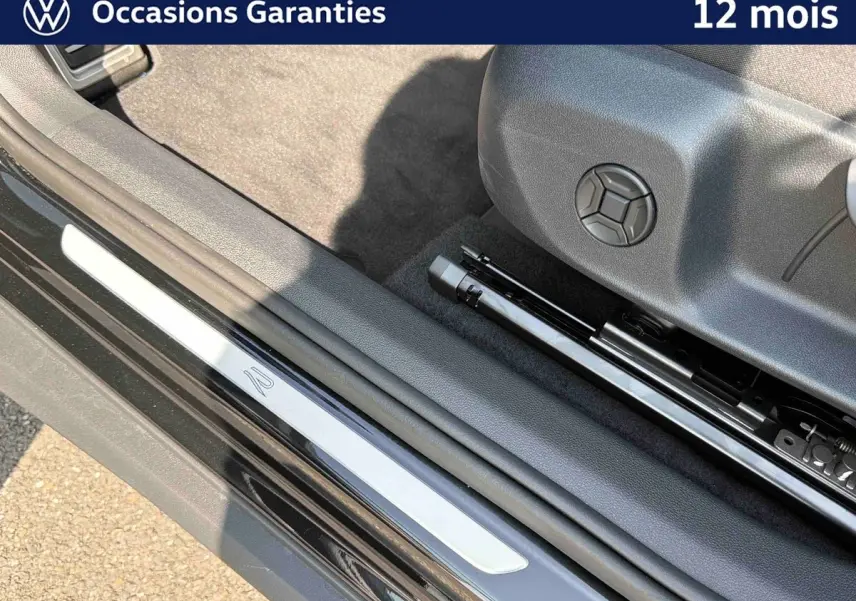 Détail de la porte côté conducteur noire du Volkswagen T-Roc 2026 avec seuil de porte siglé R.