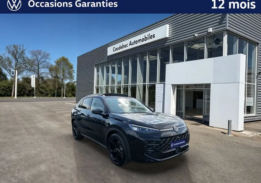 Volkswagen T-Roc noir métallisé en 3/4 avant droit, avec jantes noires et toit ouvrant panoramique visible.