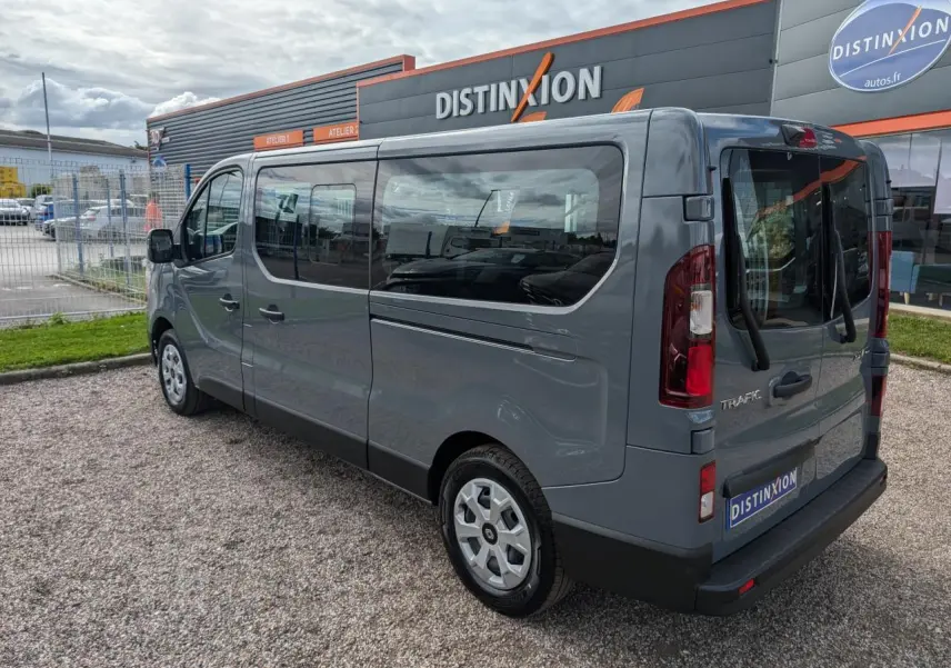 Renault Trafic Fourgon gris Urban en vue 3/4 arrière droit, avec vitres latérales et jantes à enjoliveurs.