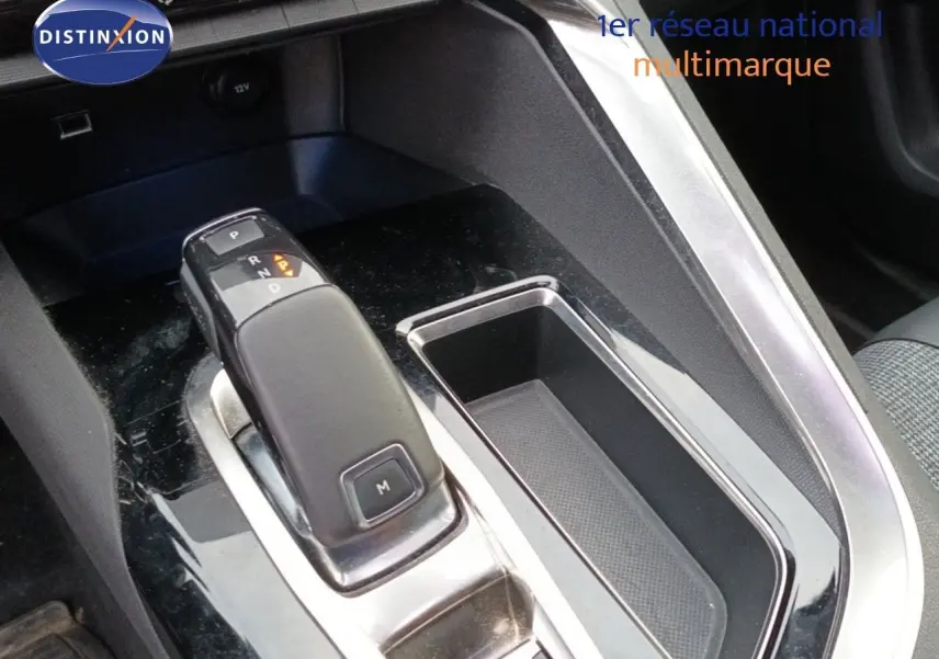 Le levier de vitesse automatique du Peugeot 3008 PureTech 130 Allure, vue rapprochée de la console centrale.