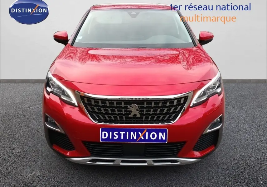 Vue frontale d'un Peugeot 3008 rouge foncé métallisé avec calandre noire et logo lion central bien visible.