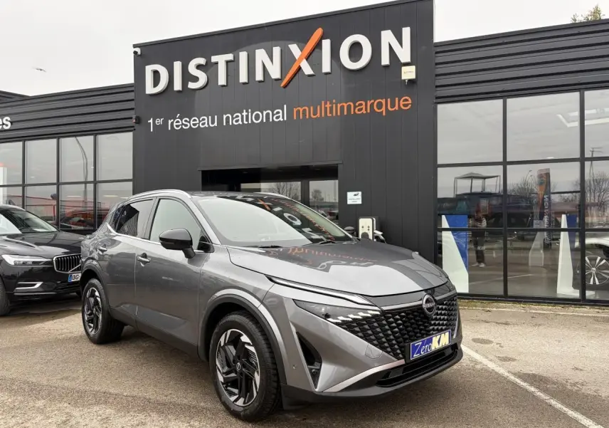 Nissan Qashqai III 1.5 Hybrid E-Power gris foncé, vue 3/4 avant avec calandre noire et jantes alliage 18 pouces.