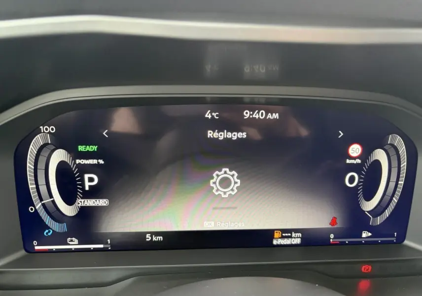 Affichage numérique du tableau de bord du Nissan Qashqai 2025, avec indicateurs de vitesse et puissance en mode réglages.