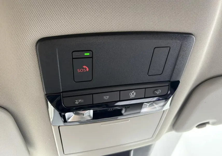 Plafonnier intérieur avec commandes d’éclairage et bouton SOS du Nissan Qashqai III gris foncé, vue en contre-plongée.