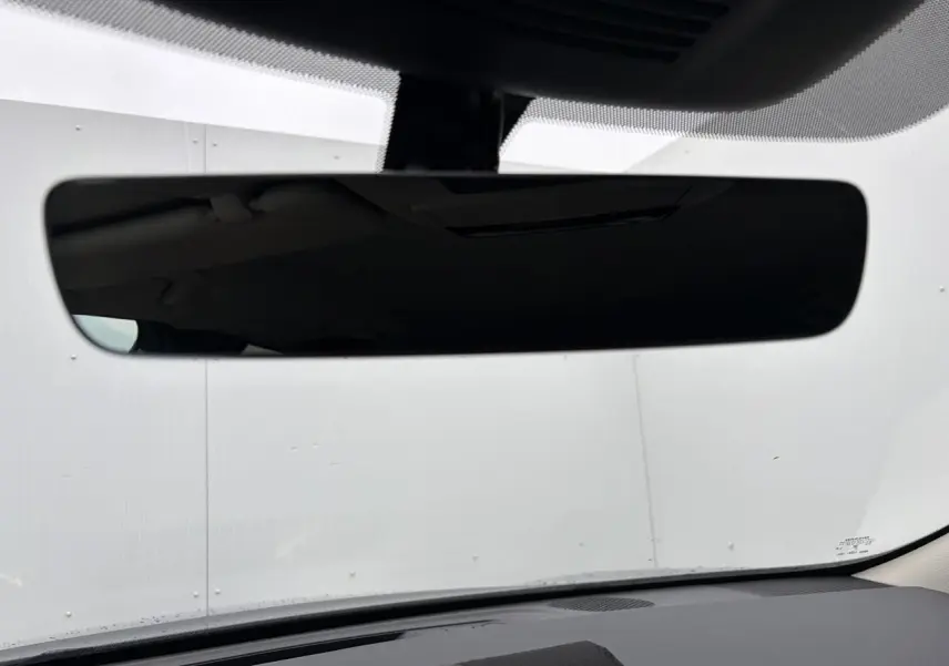 Rétroviseur intérieur noir du Nissan Qashqai III 2025, vue frontale depuis l'habitacle, sans reflet visible.