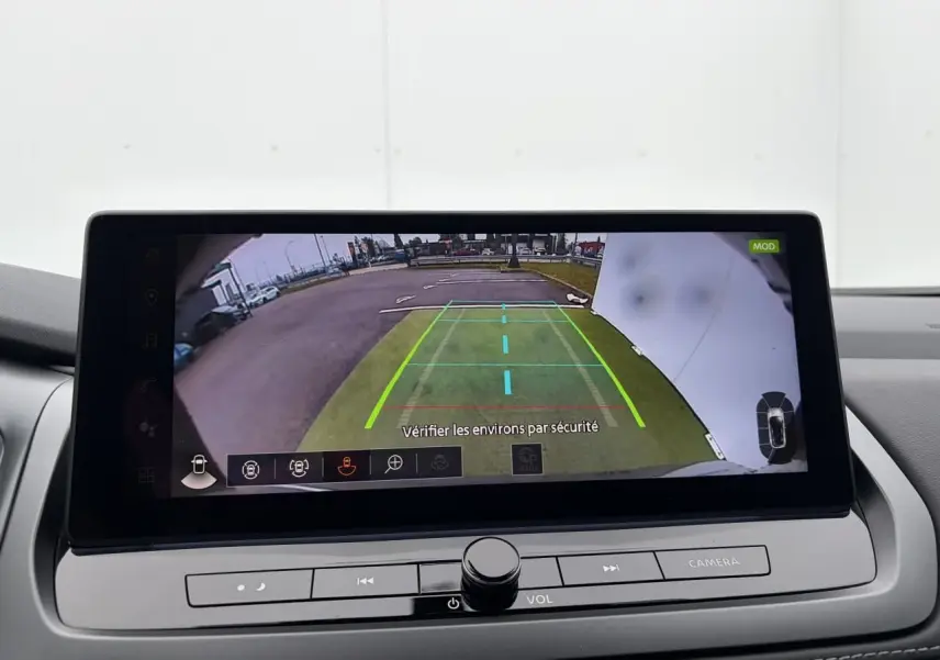 Écran central du Nissan Qashqai 2025 montrant la caméra de recul avec guidage de trajectoire en couleur sombre.