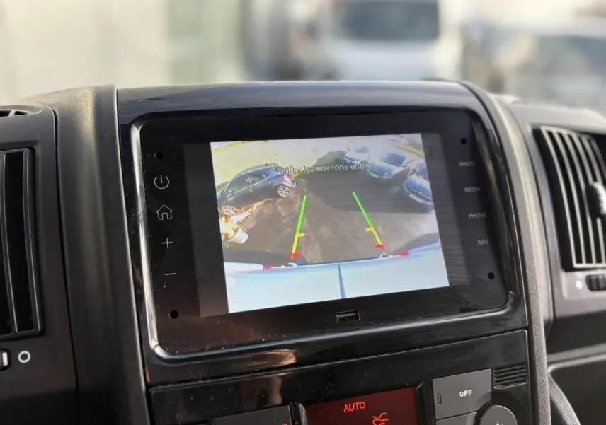 Écran de caméra de recul dans un Opel Movano Fourgon blanc 2024, vue intérieure du tableau de bord.