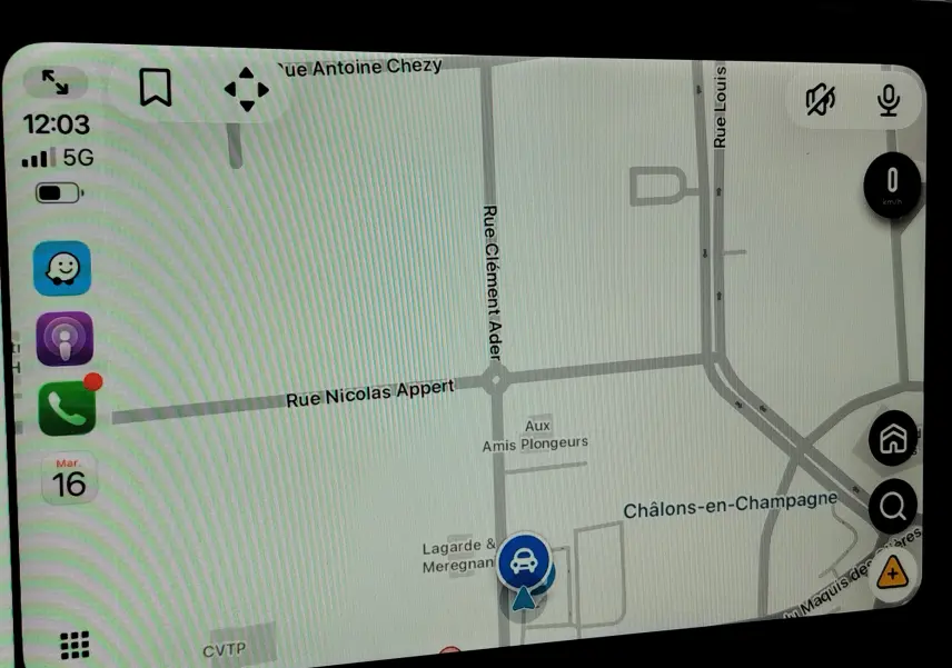 Image de l’écran de navigation d’une Toyota Corolla Cross 2025, affichant une carte en mode GPS avec itinéraire à Châlons-en-Champagne.