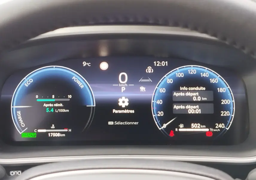 Vue rapprochée du tableau de bord numérique de la Toyota Corolla Cross 1.8 140ch Dynamic, affichage consommation et vitesse.