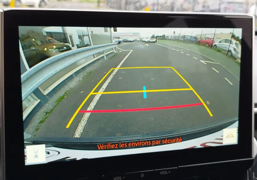 Affichage de la caméra de recul du Toyota Corolla Cross noir intense, montrant la zone arrière avec lignes de guidage colorées.
