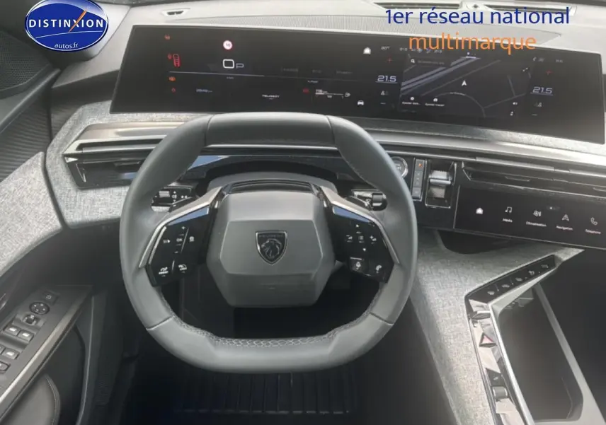 Vue intérieure centrée sur le volant cuir multifonction et l'écran tactile large du Peugeot 5008 Hybrid 145 allure noir.