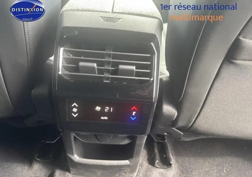 Détail de la console arrière noire du Peugeot 5008 Hybrid 145 allure e-dcs6 avec commandes climatisation et bouches d’aération.