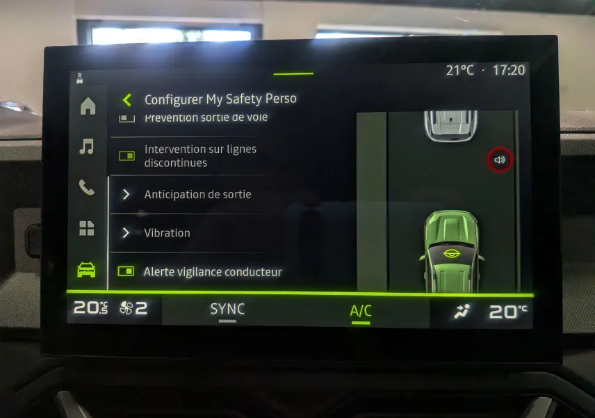 Écran tactile intérieur du Dacia Bigster affichant les options de sécurité et la vue 360° du véhicule vert cèdre.
