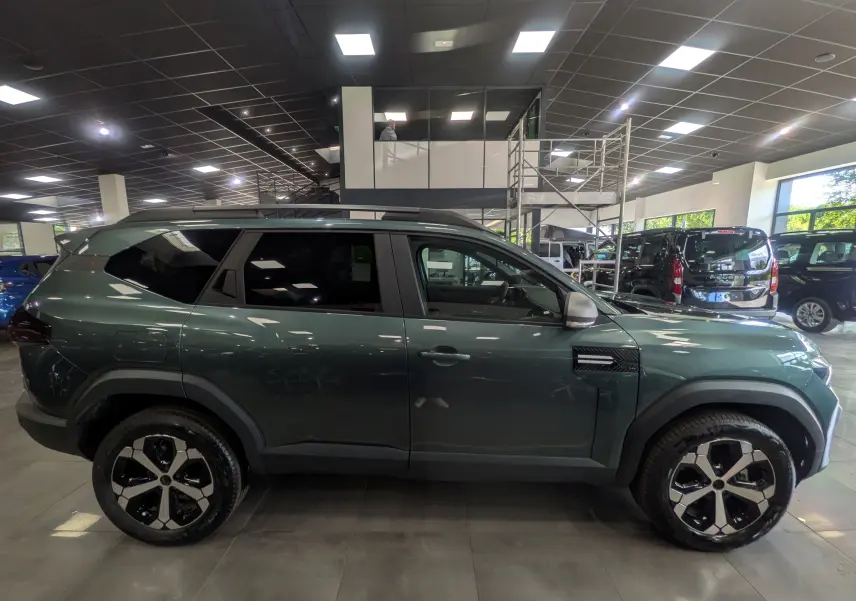 Profil droit du SUV Dacia Bigster vert cèdre 2026 en version Mild Hybrid 140 CH Journey, roues bi-ton et détails noirs.