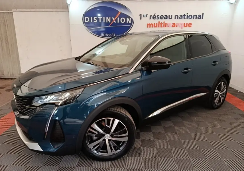 Vue 3/4 avant droit d’un Peugeot 3008 hybride rechargeable bleu 2023 avec jantes alliage et calandre noire.
