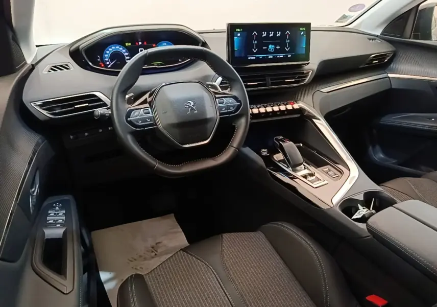 Intérieur Peugeot 3008 1.6 Hybrid 225, vue depuis le siège conducteur, volant cuir multifonctions et écran tactile central.