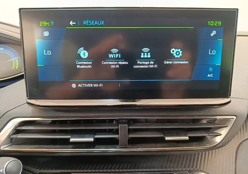 Écran tactile central affichant les options Wi-Fi et Bluetooth du tableau de bord du Peugeot 3008 hybride 2023.
