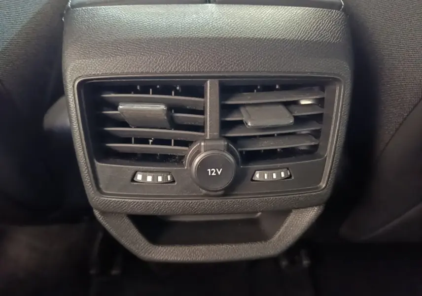 Gros plan sur la prise 12V et les bouches d’aération arrière noires du Peugeot 3008 hybride rechargeable 2023.