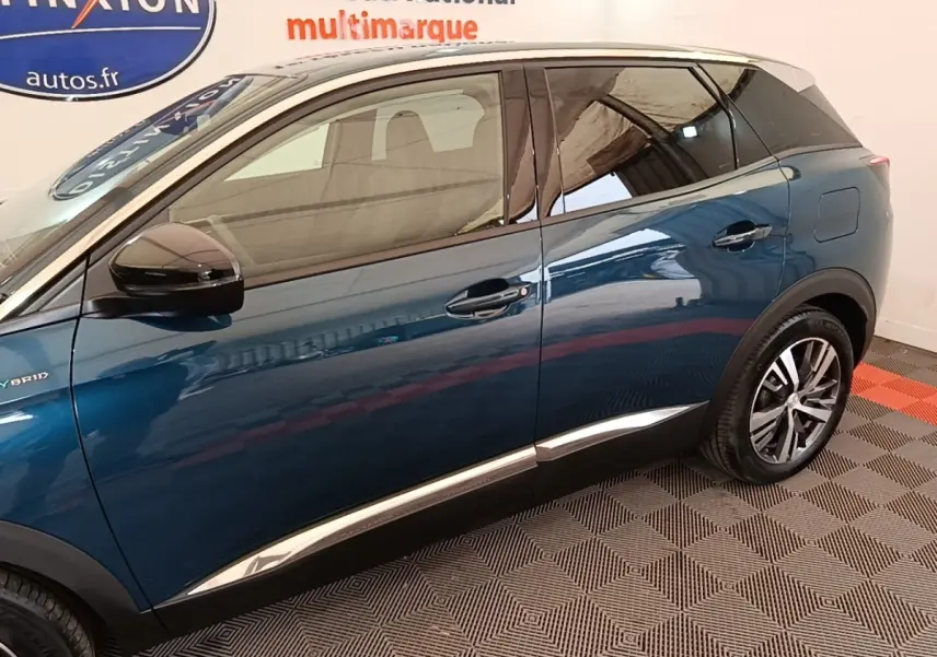 Vue latérale côté gauche d’un Peugeot 3008 hybride rechargeable bleu 2023 avec vitres teintées et jantes alliage.