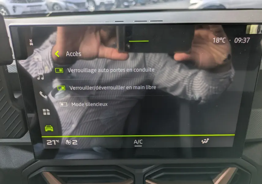 Écran tactile central du Dacia Duster Hybrid 155 Extreme 2026 montrant les options de verrouillage et climatisation.