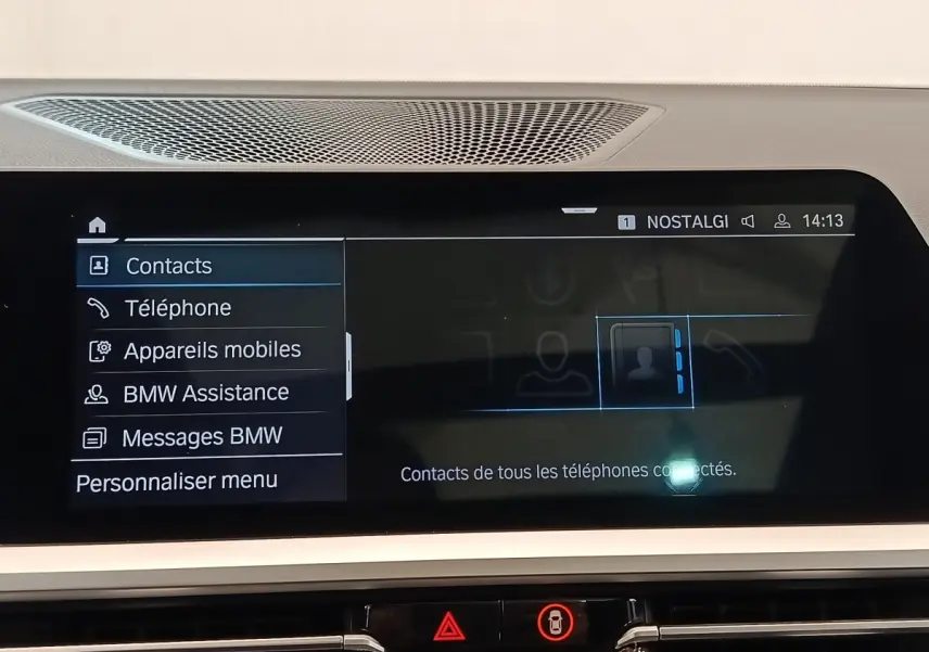 Écran tactile central de la BMW Série 3 320e gris foncé affichant le menu contacts en intérieur.