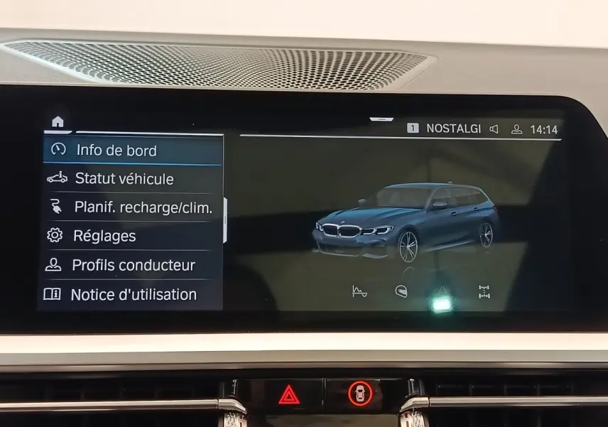 Écran tactile central affichant le menu et une BMW Série 3 320e hybride en vue 3/4 avant bleu foncé.