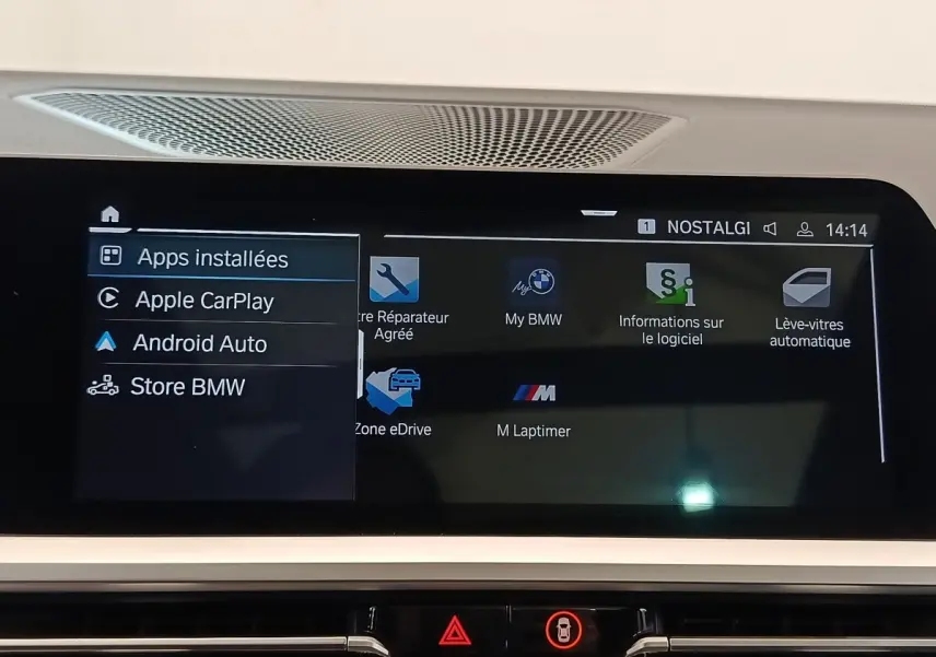Écran tactile central de la BMW Série 3 320e 2022 affichant les options Apple CarPlay et Android Auto.