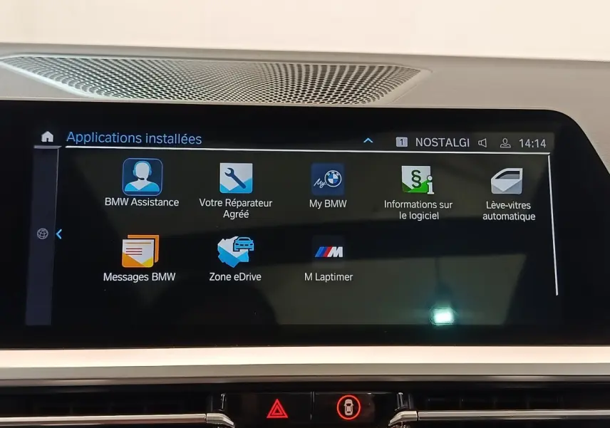Écran tactile central de la BMW Série 3 320e M Sport hybride 2022 affichant les applications installées.