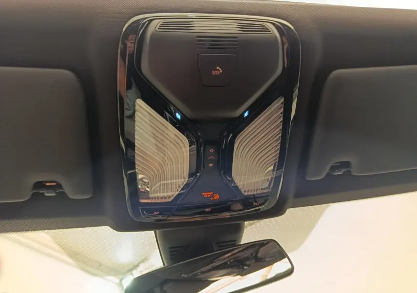Vue intérieure du plafonnier noir avec commandes lumineuses et miroir central d’une BMW Série 3 320e hybride rechargeable.