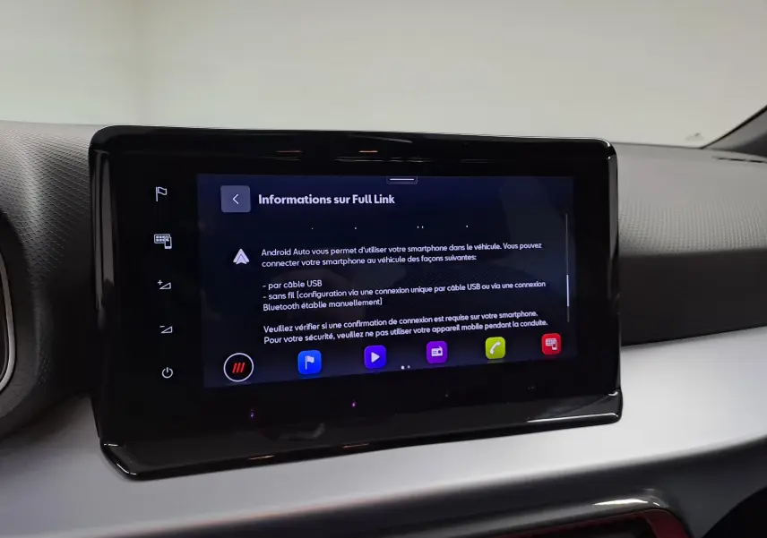 Écran tactile central du tableau de bord du SEAT Arona 2024 affichant les informations sur la connexion Android Auto.