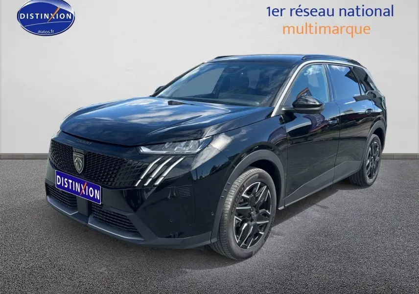 Peugeot 5008 Hybrid 145 allure noir, vue 3/4 avant droit, avec calandre distinctive et jantes alu noires.