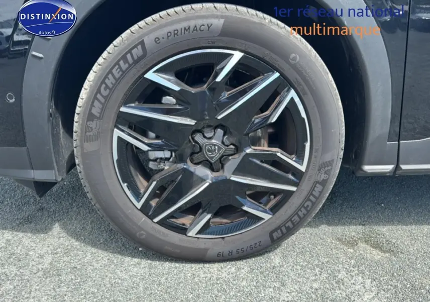 Gros plan sur la jante alu noire et argentée du côté avant droit d’un Peugeot 5008 noir 2025.