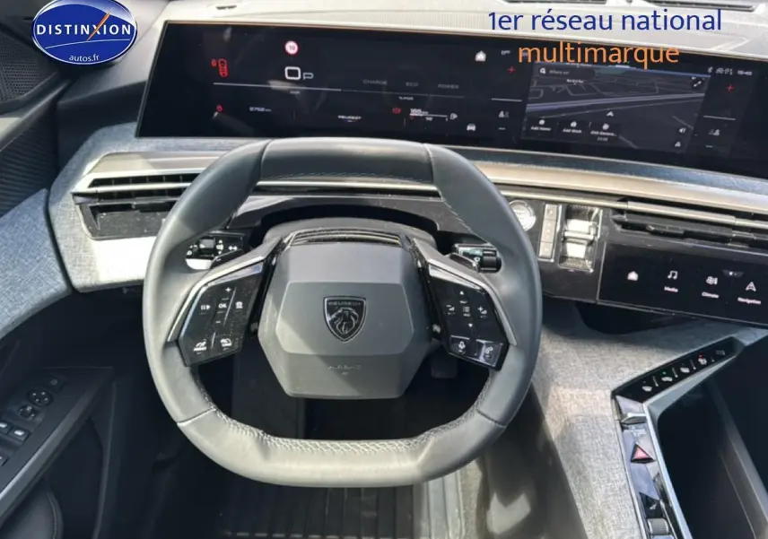 Vue intérieure centrée sur le volant cuir multifonction et le tableau de bord numérique du Peugeot 5008 Hybrid noir 2025.
