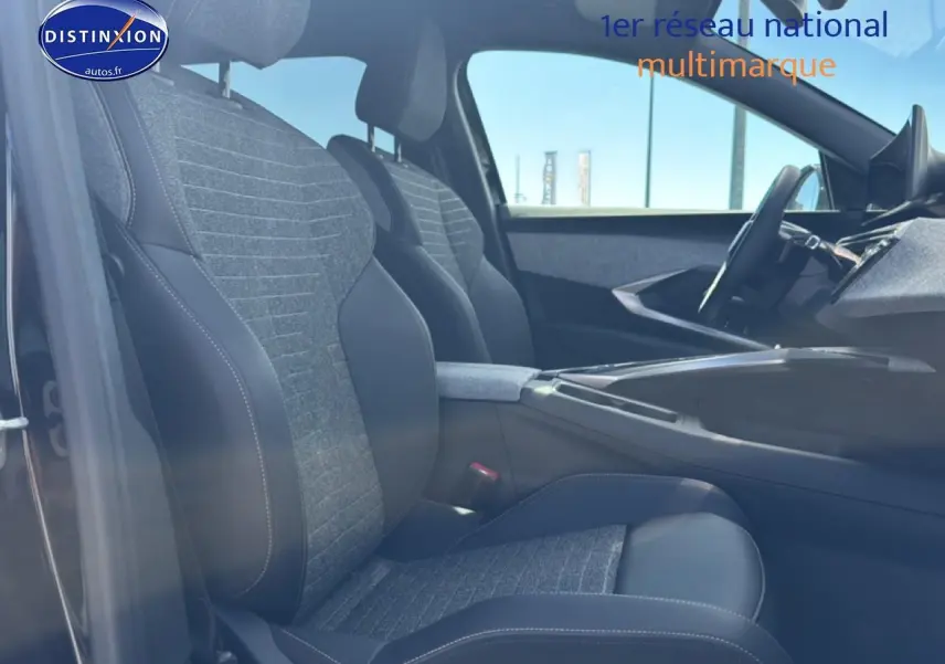 Vue intérieure côté gauche du Peugeot 5008 noir 2025, mettant en valeur les sièges avant en tissu et cuir gris.