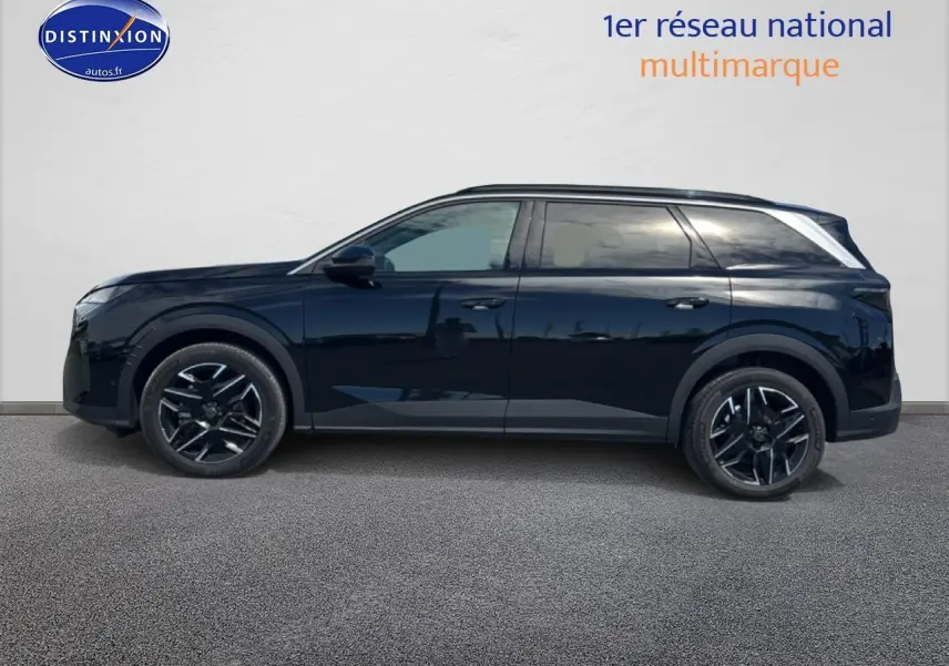 Profil latéral gauche d’un Peugeot 5008 noir 2025 avec jantes alu et vitres arrière surteintées.