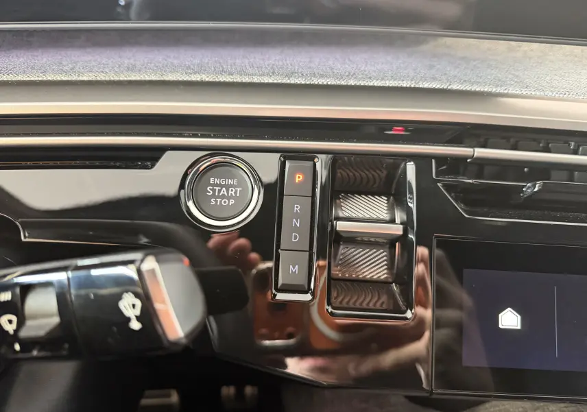 Gros plan intérieur sur le bouton start/stop et la commande de boîte automatique du Peugeot 3008 Hybrid 145 GT.