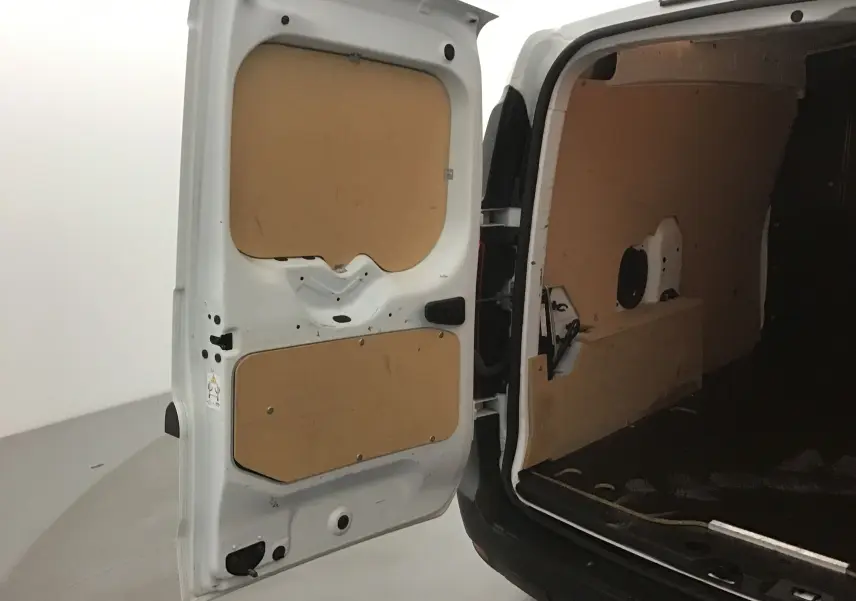 Vue arrière ouverte du Renault Express Van blanc 2023 montrant l'intérieur utilitaire avec panneaux en bois.