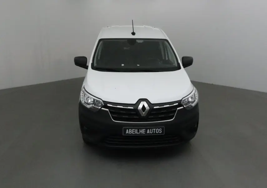 Vue frontale d’un utilitaire Renault Express Van blanc avec pare-chocs noir et logo Renault bien visible.