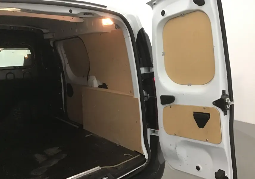 Vue intérieure arrière du Renault Express Van blanc 2023, montrant l'espace de chargement avec panneaux de protection en bois.