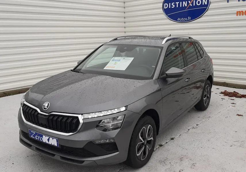SUV Skoda Kamiq gris graphite métal vu en 3/4 avant droit, avec calandre noire et jantes bi-ton.