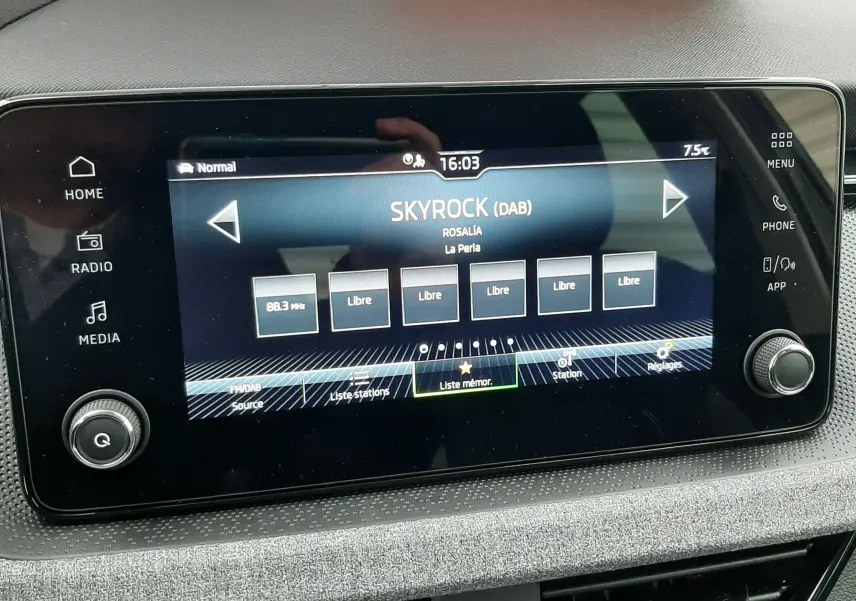 Écran tactile multimédia allumé dans l'habitacle du Skoda Kamiq gris graphite, affichant la radio Skyrock à 16h03.