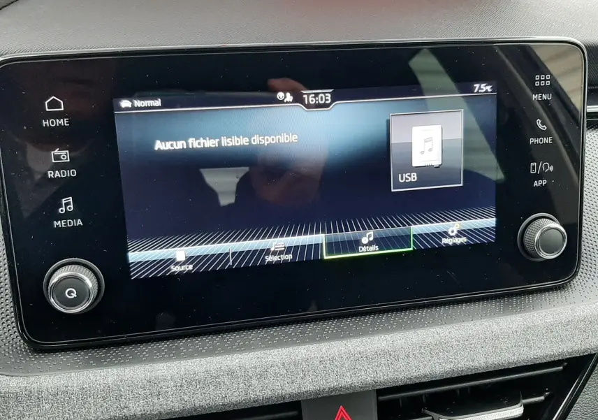 Écran tactile central du tableau de bord du Skoda Kamiq 2025, affichant un message USB, avec finition tissu gris.
