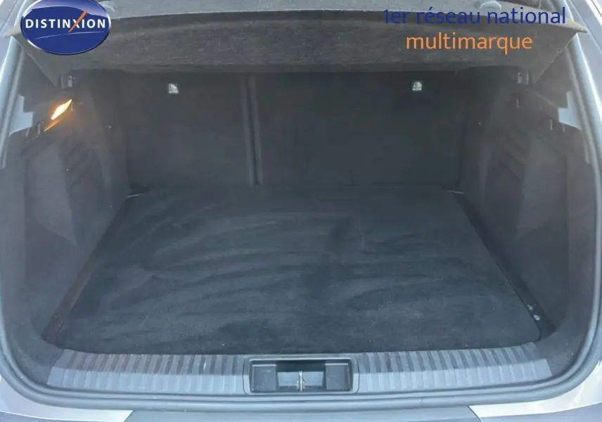 Coffre ouvert vu de l'arrière d'une Renault Symbioz gris Casiopee Metal, espace de chargement vide et propre.