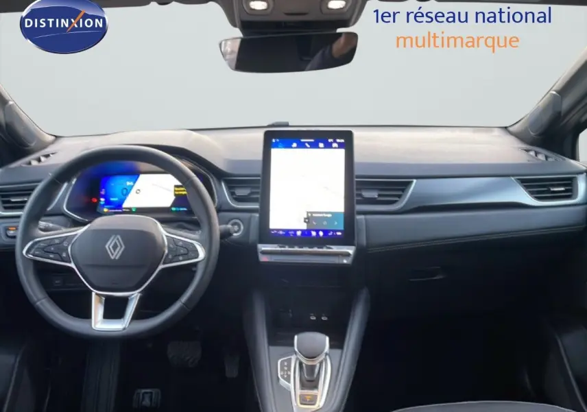 Vue intérieure frontale du tableau de bord de la Renault Symbioz gris Casiopee, avec écran tactile vertical et volant multifonction.