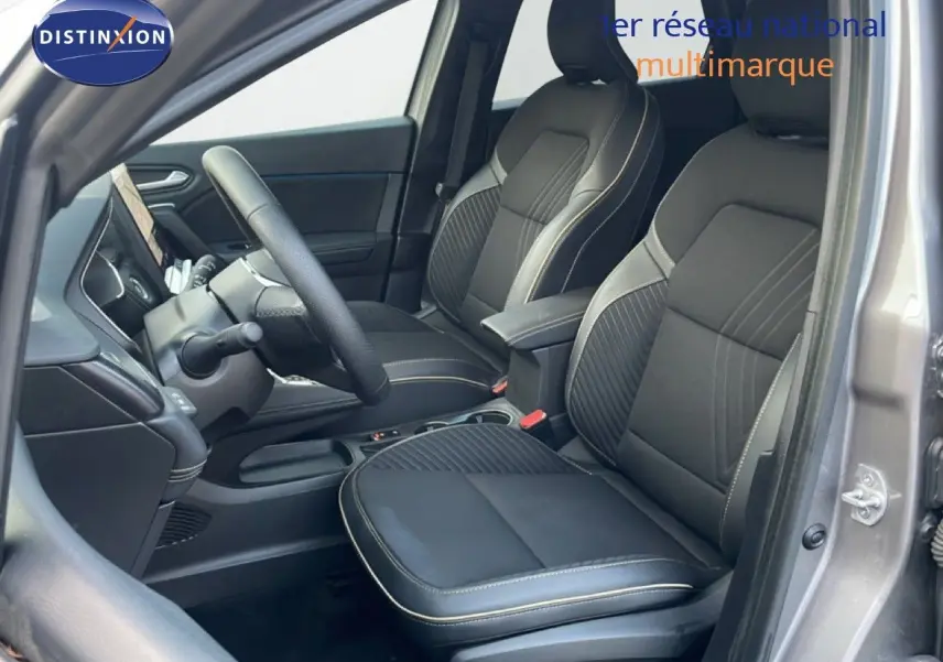 Vue intérieure côté conducteur du Renault Symbioz gris Casiopee, mettant en valeur les sièges noirs et le volant.